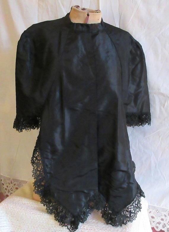 Black silk Victorian capelet, 1880's, lace trimme… - image 1