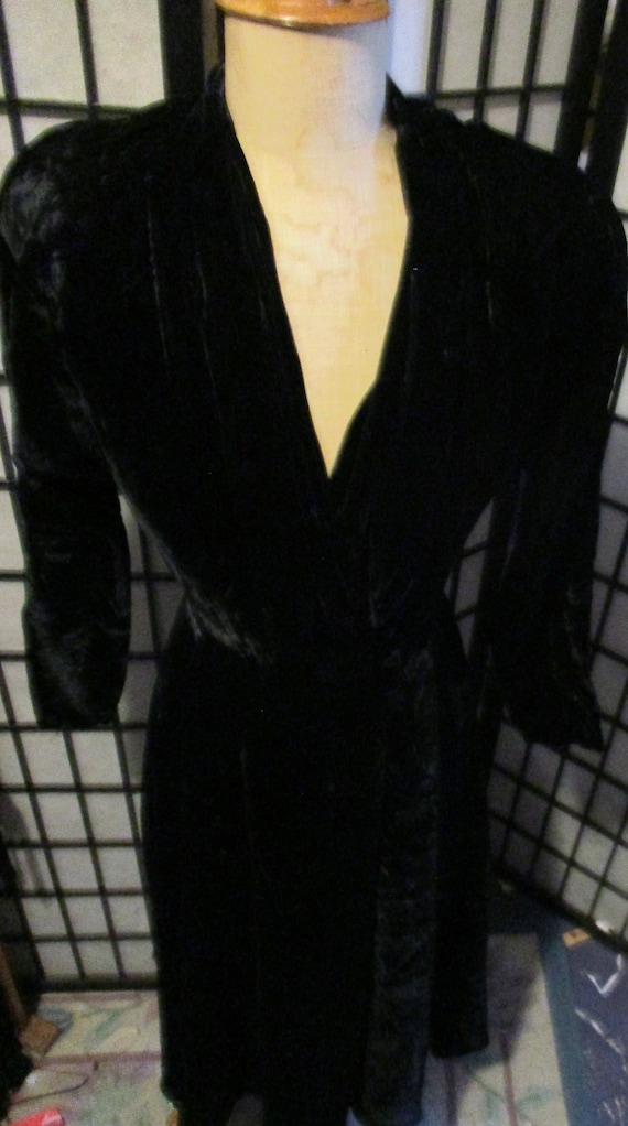 1940's black velvet robe/dress, rayon velveteen, … - image 5