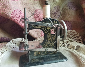 ビンテージ KAYANEE Sew Master おもちゃのミシン、動作する金属製