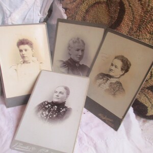 set di 4, cabinet card del 1800, 4 generazioni di donne vittoriane, ascendenza femminile, ritratti, storia in fotografie, condizioni eccellenti