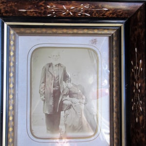 Photo encadrée des années 1800, couple plus âgé, image sépia, cadre en bois décoratif, cadre d'origine, histoire familiale au dos, souvenirs fanés