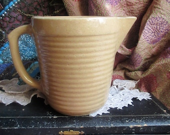 アールデコ調の米国陶器の水差し、モンマス陶器、淡い黄色ベージュ、アールデコ調、農家風の水差し、田舎の家、コテージ、良好な状態