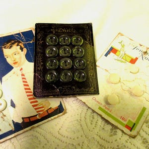3 vintage knopkaarten met parelmoerknopen, jaren 1910 tot jaren 40, verzamelobject, leuk, wit, grijs, moeilijk te vinden