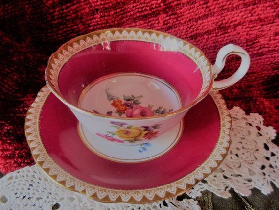 Ausgefallene Aynsley Teetasse/Untertasse, 1930er Jahre, rote Bänder, florales Design innen und außen, Goldbesatz, weit mundgeformt, Sammlerstück, seltenes Fundstück