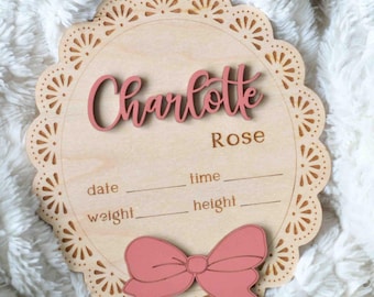 Letrero de nacimiento con lazo de cinta de encaje de madera Coquette Letrero de anuncio de nacimiento para bebé para hospital/ Letrero de estado de nacimiento para niña/ Letrero con nombre para recién nacido