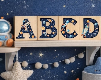Bloques de madera con alfabeto de cohetes espaciales y planetas, personalizados con letras de monograma / Decoración temática espacial para niño / Regalo para baby shower