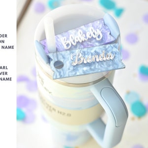 パステル スタンレー ネームプレート クール セレーン ブラシ ストローク 蓋トッパー カップアクセサリー タンブラー用パーソナライズタグ 40 30 20 オンス 彼女へのギフト