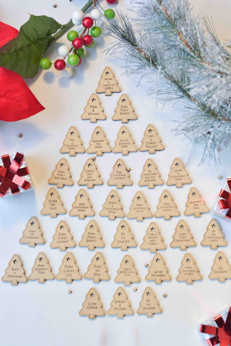 K&ouml;nnte beinhalten: Ein Set aus 25 Holz-Weihnachtsbaumschmuck mit verschiedenen festlichen Aktivit&auml;ten, die darauf geschrieben sind, wie "Schreibe einen Brief an den Weihnachtsmann", "Basteln Sie einen Kranz", "Basteln Sie Papierengel", "Schm&uuml;cken Sie das Haus", "Machen Sie eine Schneeballschlacht", "Machen Sie ein Familienfoto", "Spielen Sie ein Weihnachts-Spiel", "Machen Sie Erdnuss-Brittle", "Verbringen Sie Zeit mit jemandem", "Backen Sie Weihnachtskekse", "Tun Sie etwas Nettes f&uuml;r jemanden", "H&ouml;ren Sie Weihnachtsmusik", "Trinken Sie hei&szlig;e Schokolade", "Singen Sie Weihnachtslieder", "Sehen Sie sich einen Weihnachtsfilm an", "Basteln Sie Weihnachtskarten", "Verschenken Sie Weihnachtsgeschenke", "Schm&uuml;cken Sie den Baum", "Basteln Sie Weihnachtsbaumschmuck", "Backen Sie Zuckerkekse", "Basteln Sie Schneem&auml;nner", "Gehen Sie Schlittschuhlaufen", "Machen Sie einen Spaziergang in der Natur mit einem Freund", "Backen Sie Lebkuchen", "Singen Sie Weihnachtslieder", "Bauen Sie einen Schneemann", "Machen Sie Rentierfutter", "Machen Sie eine Wunschliste", "Bauen Sie ein Iglu", "Bauen Sie ein Weihnachtshaus", "Verpacken Sie Geschenke", "Basteln Sie Weihnachtsgeschenke", "Gehen Sie Rodeln", "Trinken Sie Eierlik&ouml;r", "Spenden Sie ein Geschenk", "Gehen Sie Schlittschuhlaufen".