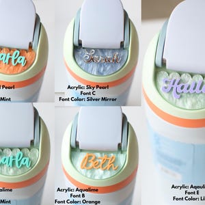 Puede incluir: Primer plano de varias botellas de agua personalizadas. Cada botella presenta un nombre diferente en una fuente y color &uacute;nicos, como "Carla" en menta, "Sarah" en plata y "Halley" en lila. Las botellas tienen un esquema de color pastel.