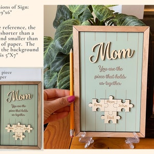 Mutter-Puzzle-Schild, Muttertagsgeschenk von Kindern, Ehemann, individuell graviertes Holzschild, Stück, das uns zusammenhält, Oma-Geschenk, personalisierbar, einzigartig Bild 7