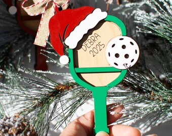 Adorno navideño de madera personalizado de pickleball, regalo deportivo personalizado, decoración para el árbol de Navidad de pickleball, recuerdo navideño, regalo divertido para un amigo