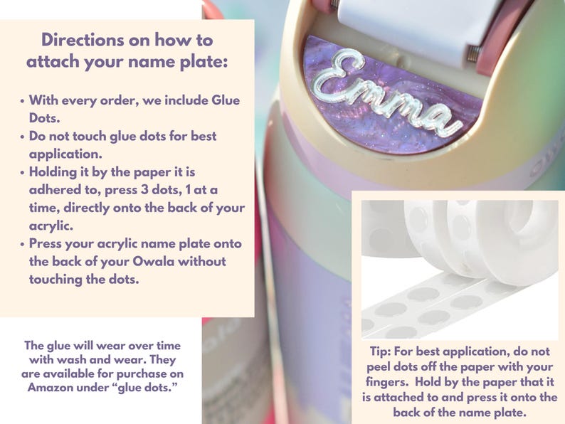 Puede incluir: Primer plano de una placa de identificaci&oacute;n personalizada con el nombre "Emma" en fuente cursiva. La placa de identificaci&oacute;n est&aacute; adherida a una botella de agua. Se incluyen instrucciones sobre c&oacute;mo colocar la placa.