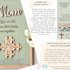 Puede incluir: Letrero familiar de rompecabezas de madera con la palabra "Mom" en cursiva. El letrero incluye el texto "You are the piece that holds us together" y piezas de rompecabezas con nombres. El letrero est&aacute; sobre un fondo verde.