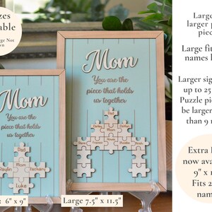 Puede incluir: Carteles de madera enmarcados con la palabra "Mam&aacute;" y la frase "Eres la pieza que nos une." Los carteles tienen un fondo azul claro y un dise&ntilde;o de piezas de rompecabezas de madera con nombres. Tama&ntilde;os: 15 cm x 23 cm, 19 cm x 29 cm y 23 cm x 34 cm.