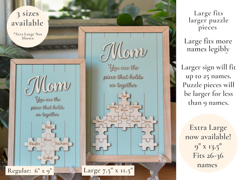 Puede incluir: Carteles de madera enmarcados con la palabra "Mam&aacute;" y la frase "Eres la pieza que nos une." Los carteles tienen un fondo azul claro y un dise&ntilde;o de piezas de rompecabezas de madera con nombres. Tama&ntilde;os: 15 cm x 23 cm, 19 cm x 29 cm y 23 cm x 34 cm.