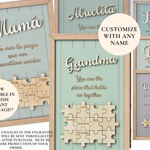Puede incluir: Arte mural enmarcado en madera con nombres personalizables. El arte presenta un fondo azul claro con la palabra "Mam&aacute;" en cursiva y un dise&ntilde;o de rompecabezas. Tambi&eacute;n se incluye el texto "T&uacute; eres la pieza que nos une".