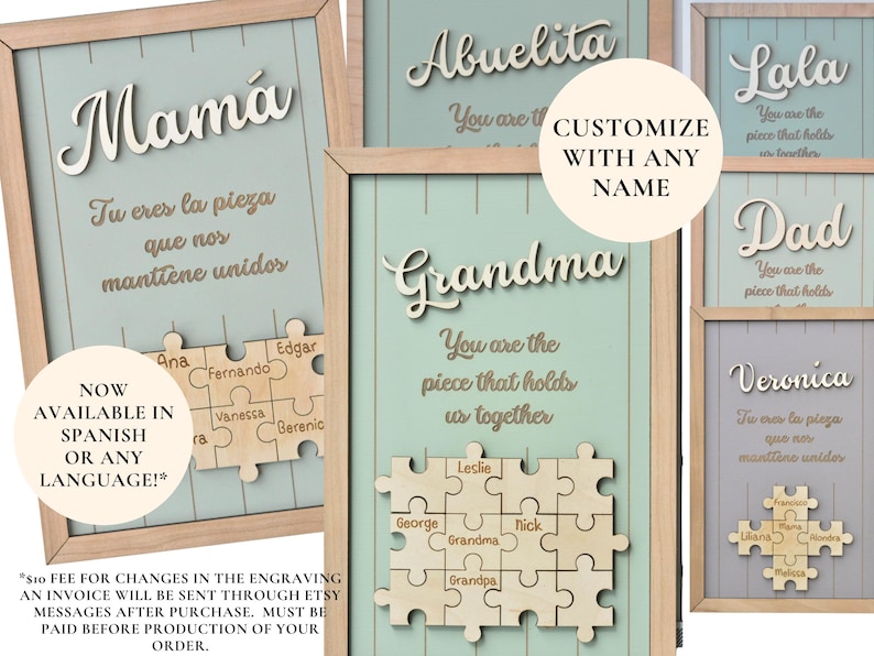 Puede incluir: Arte mural enmarcado en madera con nombres personalizables. El arte presenta un fondo azul claro con la palabra "Mam&aacute;" en cursiva y un dise&ntilde;o de rompecabezas. Tambi&eacute;n se incluye el texto "T&uacute; eres la pieza que nos une".