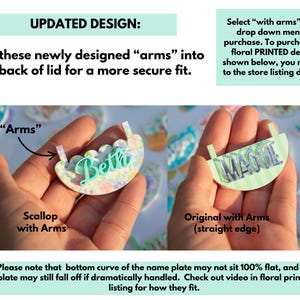 Puede incluir: Se muestran dos placas con nombres, una con borde festoneado y el nombre "Beth" en un dise&ntilde;o floral, y la otra con borde recto y el nombre "Maggie" en un dise&ntilde;o a rayas. El texto "UPDATED DESIGN" est&aacute; en la parte superior.