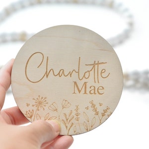Nome del bambino in legno floreale Annuncio di nascita Cartello ospedaliero Inciso Rotondo Boho Fiore Baby Reveal Targa Moderna Foto di Neonato Prop per Bambina