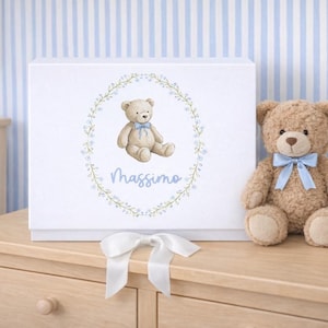 Personlig babyminnesask med eget namn, magnetisk presentask, barnrum med nallebjörnstema, nyfödd pojke första året,