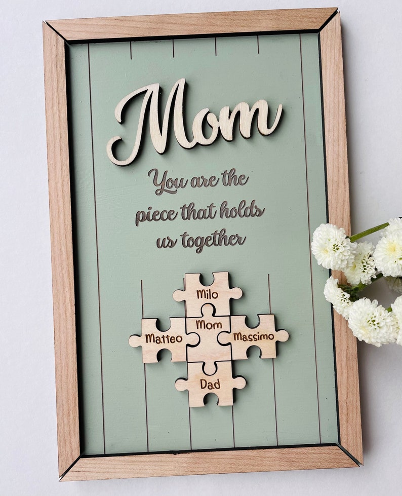 Mutter-Puzzle-Schild, Muttertagsgeschenk von Kindern, Ehemann, individuell graviertes Holzschild, Stück, das uns zusammenhält, Oma-Geschenk, personalisierbar, einzigartig Bild 1