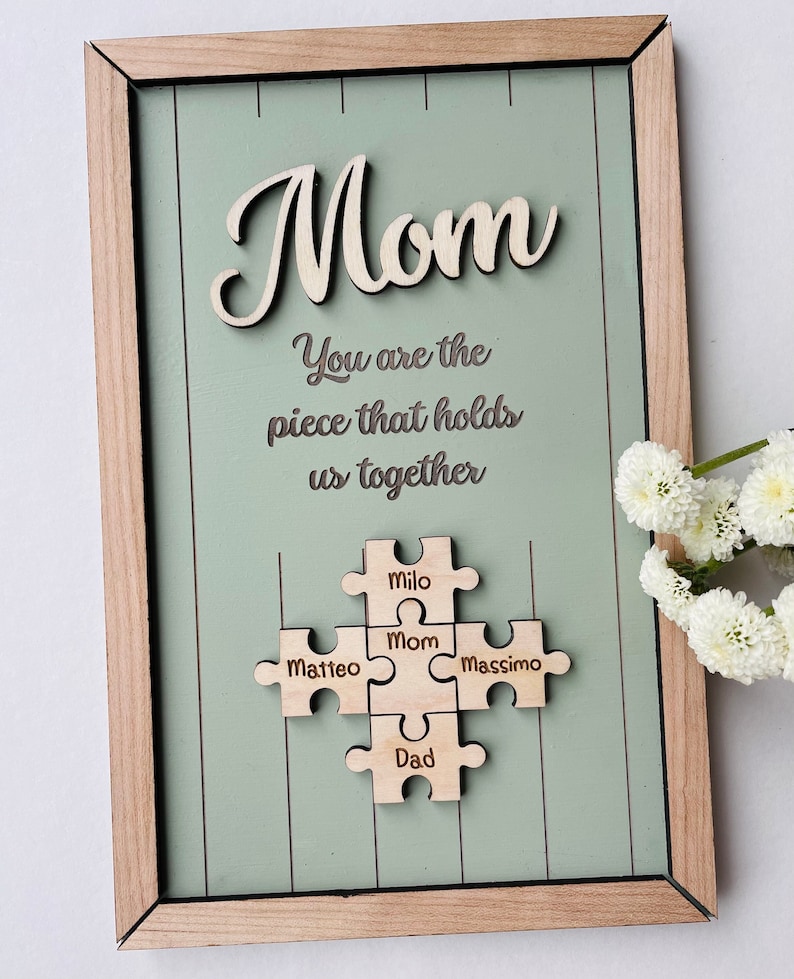 Mutter-Puzzle-Schild, Muttertagsgeschenk von Kindern, Ehemann, individuell graviertes Holzschild, Stück, das uns zusammenhält, Oma-Geschenk, personalisierbar, einzigartig Bild 1