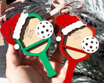 Adorno navideño de madera personalizado de pickleball, regalo deportivo personalizado, decoración para el árbol de Navidad de pickleball, recuerdo navideño, regalo divertido para un amigo