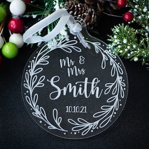 Mr & Mrs Paare Ornament Gerade verheiratet Brautpaare unser erstes Weihnachten Hochzeitsgeschenk Weihnachtsdekor Geschenk für neues Paar Acrylkranz
