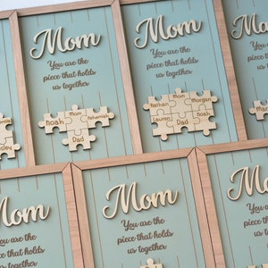 Mutter-Puzzle-Schild, Muttertagsgeschenk von Kindern, Ehemann, individuell graviertes Holzschild, Stück, das uns zusammenhält, Oma-Geschenk, personalisierbar, einzigartig Bild 2