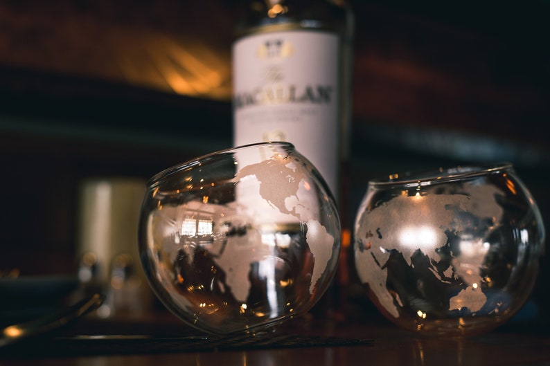 Bourbon Glasses, Etched Globe Rocking Design (Set of Two) Rocks Glasses, Scotch Glasses, Etched Whiskey Glass Set - Valentines Day Gift bild 3