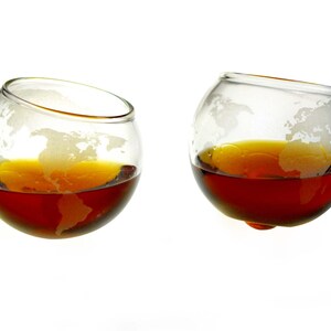 Bourbon Glasses, Etched Globe Rocking Design (Set of Two) Rocks Glasses, Scotch Glasses, Etched Whiskey Glass Set - Valentines Day Gift bild 2