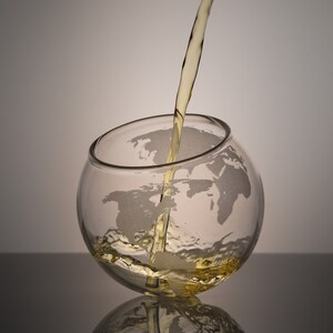 Bourbon Glasses, Etched Globe Rocking Design (Set of Two) Rocks Glasses, Scotch Glasses, Etched Whiskey Glass Set - Valentines Day Gift bild 5