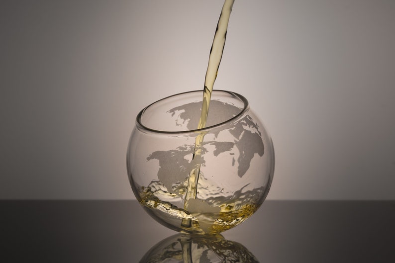 Bourbon Glasses, Etched Globe Rocking Design (Set of Two) Rocks Glasses, Scotch Glasses, Etched Whiskey Glass Set - Valentines Day Gift bild 5