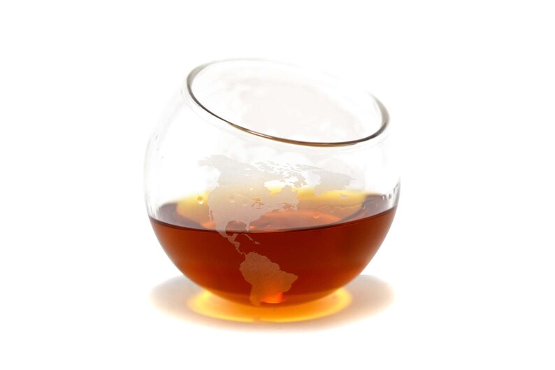Bourbon Glasses, Etched Globe Rocking Design (Set of Two) Rocks Glasses, Scotch Glasses, Etched Whiskey Glass Set - Valentines Day Gift bild 7