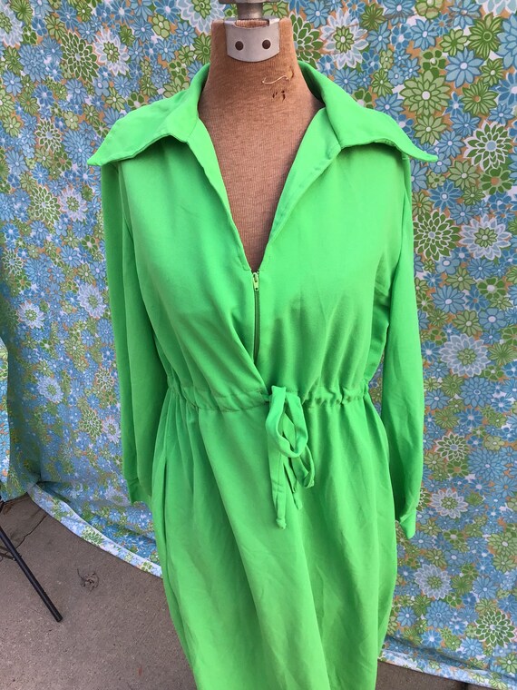 Amazing vibrant green vintage hostess gown - image 7