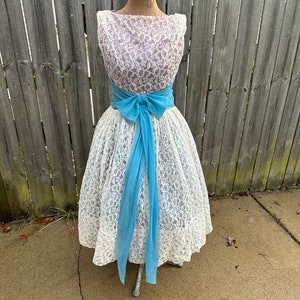 Vestido de baile de renda vintage dos anos 50
