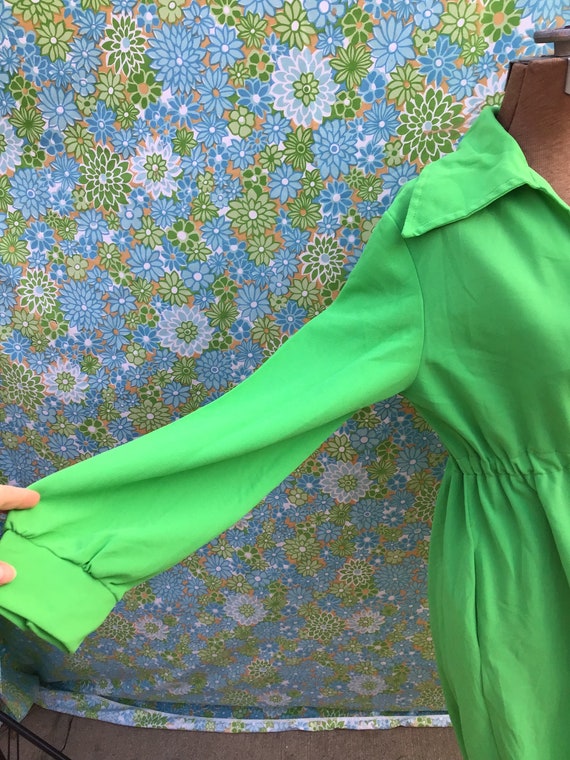 Amazing vibrant green vintage hostess gown - image 9