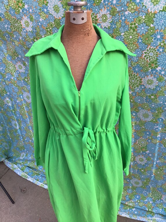 Amazing vibrant green vintage hostess gown - image 8