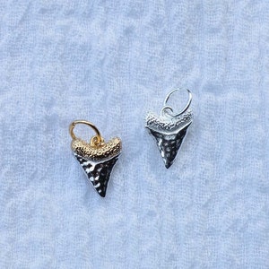 .925 Sterling Silber Haifischzahn Charme, 18k vergoldeter Haifischzahnanhänger, Haifischzahnanhänger, Haifischzahncharme, CH72