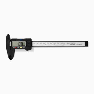Puede incluir: Un calibrador digital electrónico negro con una pantalla que muestra -0.8 mm. La herramienta cuenta con una barra deslizante con escalas métricas e imperiales impresas, el texto ELECTRONIC DIGITAL CALIPER y tres botones para off, on y zero.