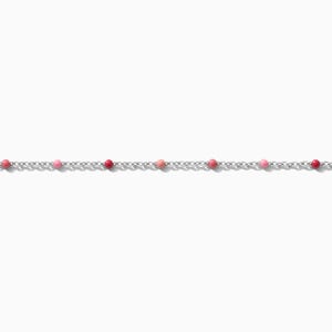 Puede incluir: Un collar de cadena de plata con cuentas rosas y rojas.
