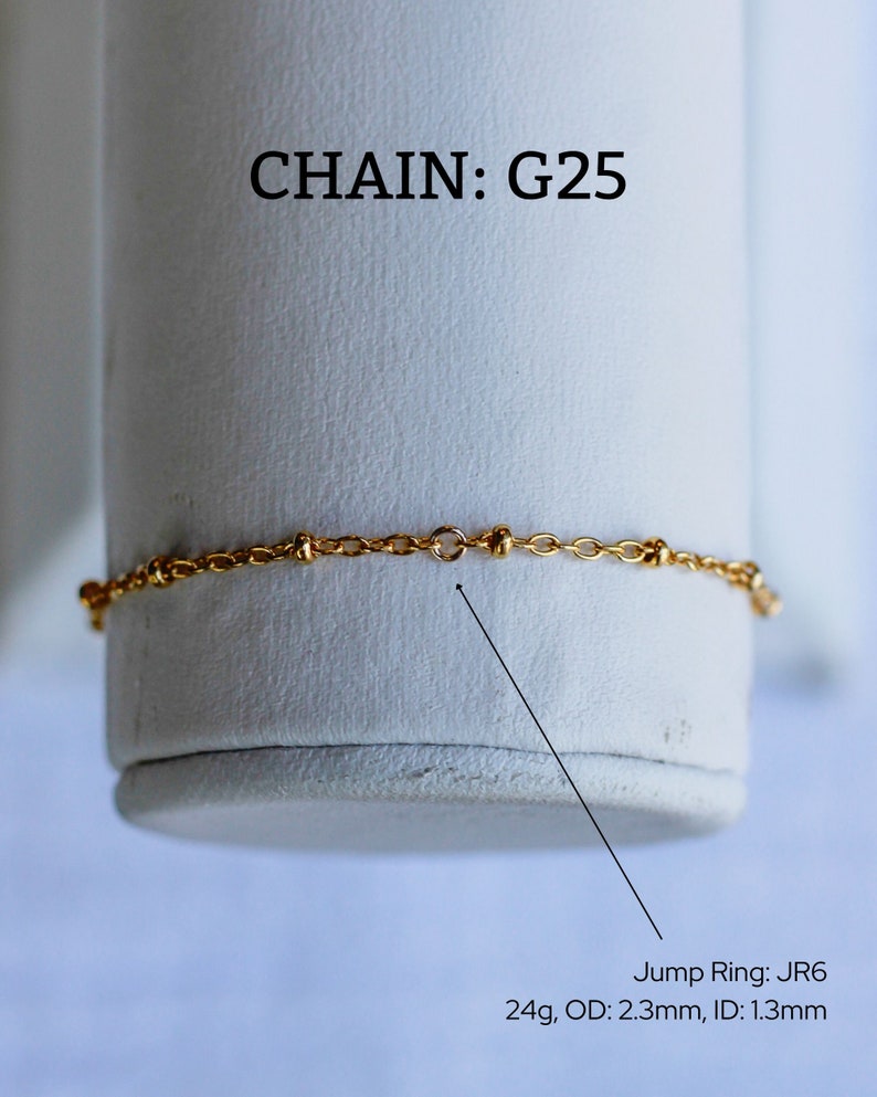 Może przedstawiać: Złoty naszyjnik z łańcuszkiem i k&oacute;łkiem do łączenia. Łańcuszek jest oznaczony jako "CHAIN: G25". K&oacute;łko do łączenia jest oznaczone jako "Jump Ring: JR6 24g, OD: 2.3mm, ID: 1.3mm".