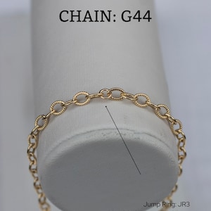 Op de afbeelding: Gouden ketting met een springring. De ketting is 22 gauge, met een buitendiameter van 3,5 mm en een binnendiameter van 2,25 mm. De ketting is gemarkeerd met "CHAIN: G44" en "Jump Ring: JR3".