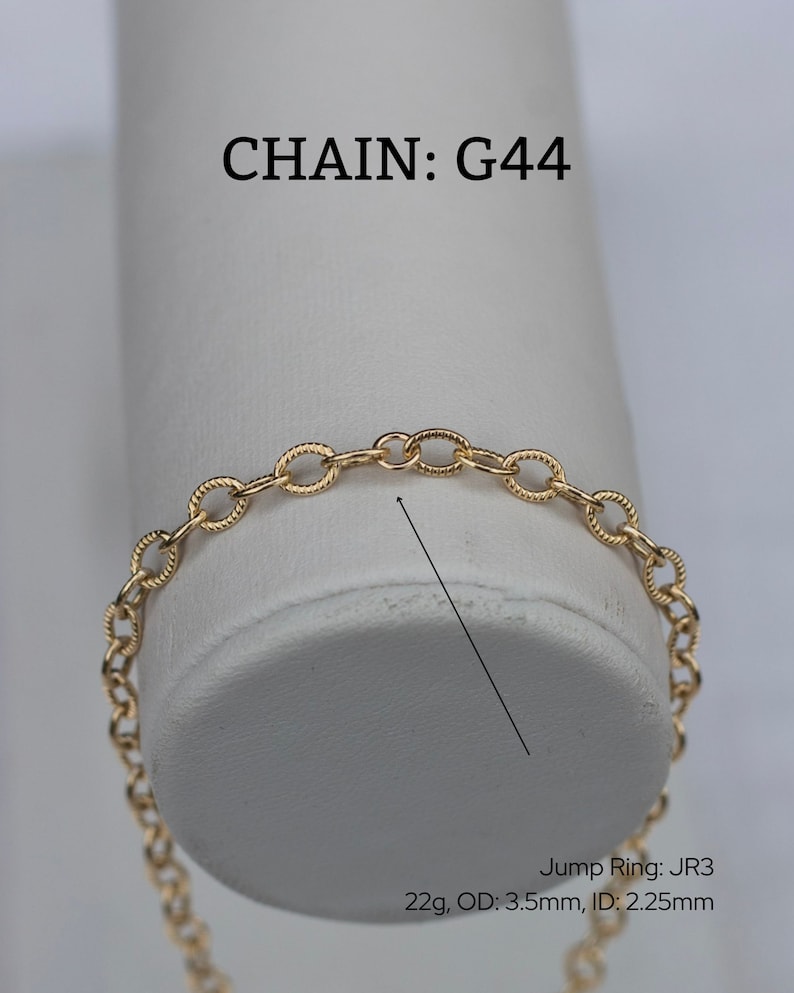 Op de afbeelding: Gouden ketting met een springring. De ketting is 22 gauge, met een buitendiameter van 3,5 mm en een binnendiameter van 2,25 mm. De ketting is gemarkeerd met "CHAIN: G44" en "Jump Ring: JR3".