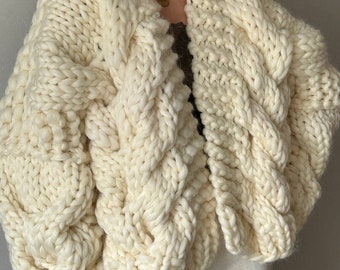 Strickmuster für einen übergroßen Cardigan mit Zopfmuster