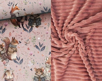 Deken of sprei 4 maten voor een bed met bosdieren: eekhoorns, muizen, vossen, konijntjes op een rustige roze gestreepte minky stof _ MOJAMAJA