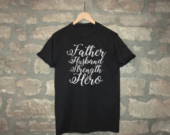 Padre Marido Fuerza HERO camisa, Script texto Camisa, Cumpleaños / Regalo del día de los padres / Regalo de Navidad