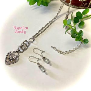 Silver heart, rhinestone necklace w/matching earrings!