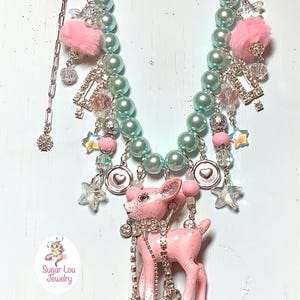 ¡Collar llamativo con reno rosa!