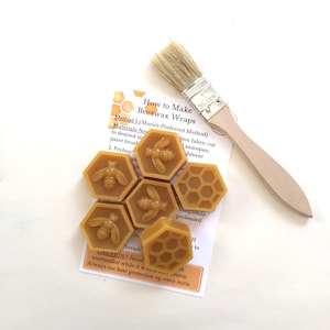 Peut inclure: Instructions pour faire des emballages en cire d'abeille, avec un petit pinceau et six emballages hexagonaux en cire d'abeille avec un motif en nid d'abeille et une illustration d'abeille. Les emballages sont jaunes et dorés.